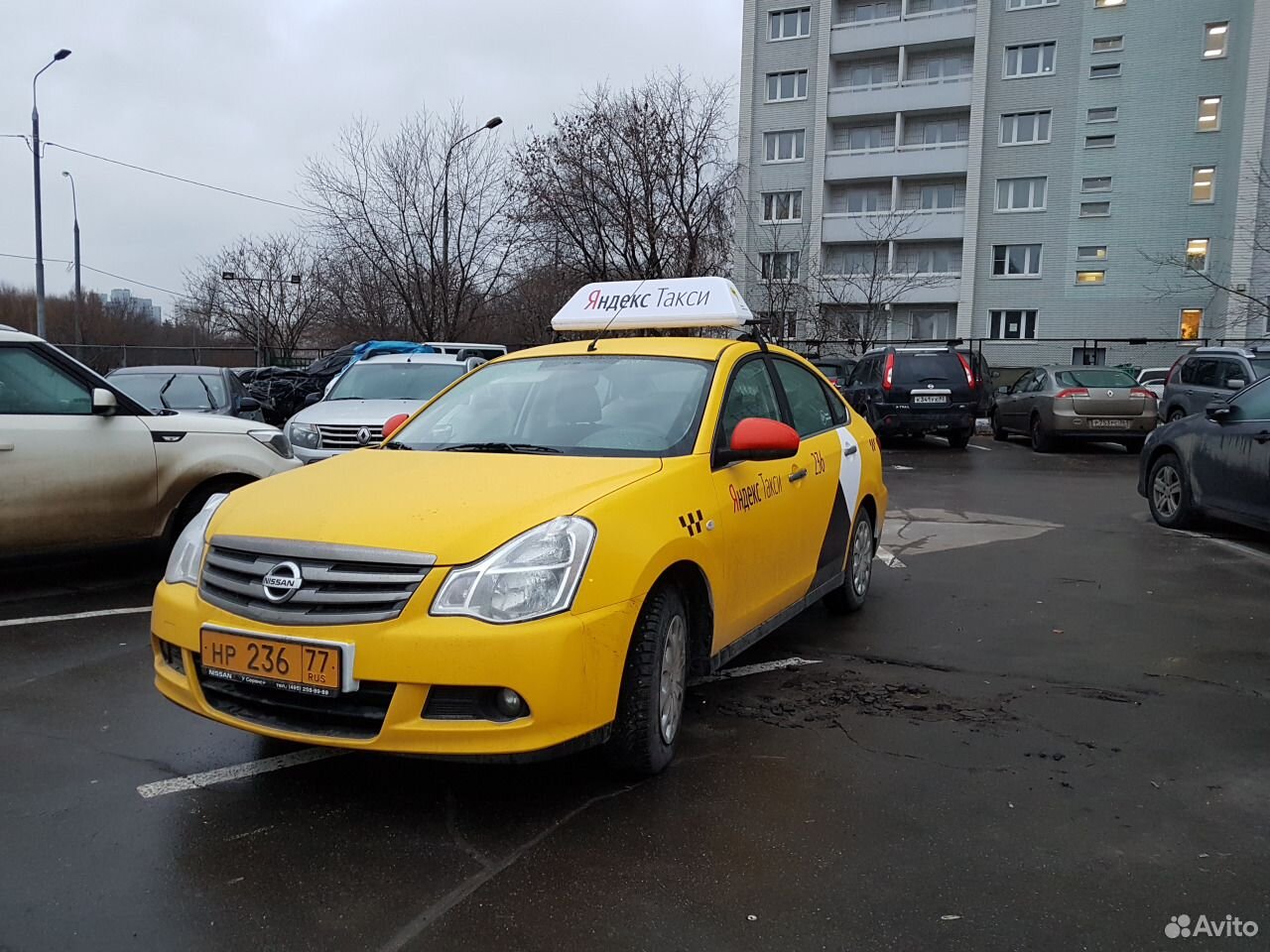Желтый Nissan Almera