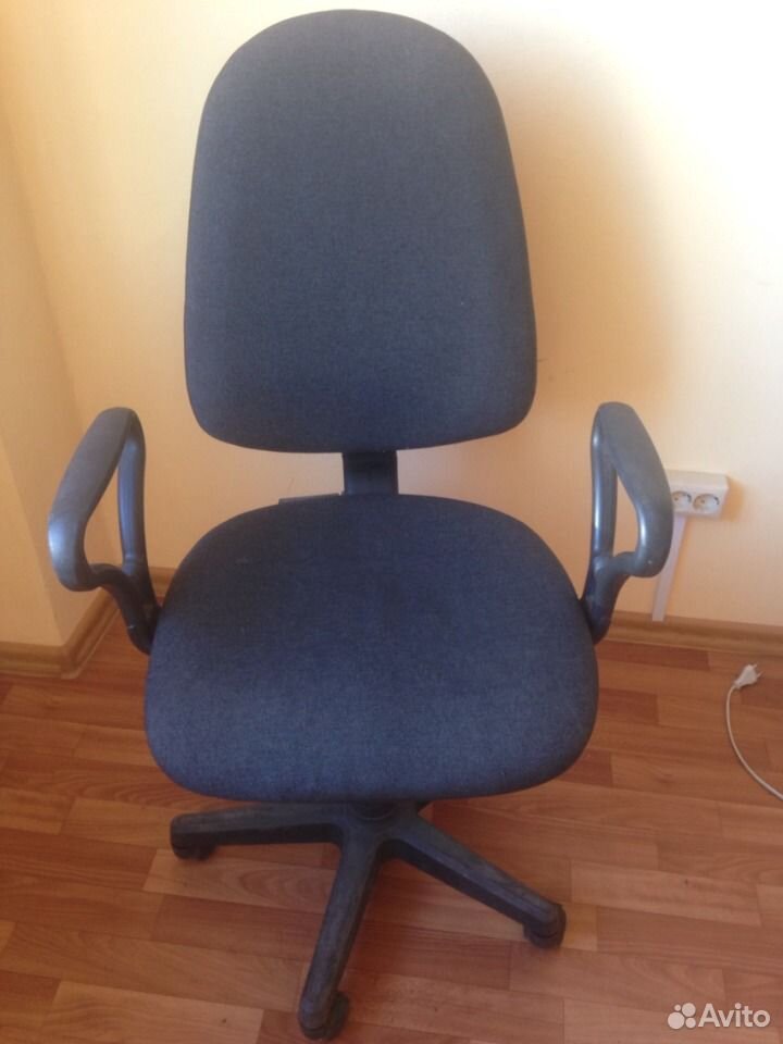 Офисный стул пробил сидушку