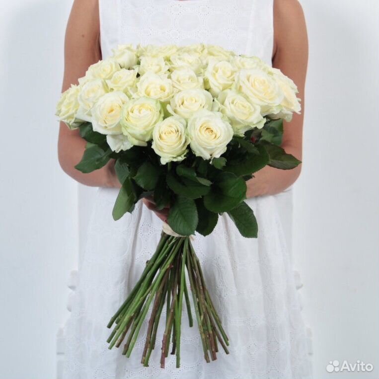 Букет из 25 белых роз купить на Зозу.ру - фотография № 3