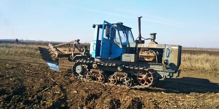 Вспашка земли на тракторе Т-150 гусеничный