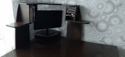 Компьютерный стол, монитор SAMSUNG