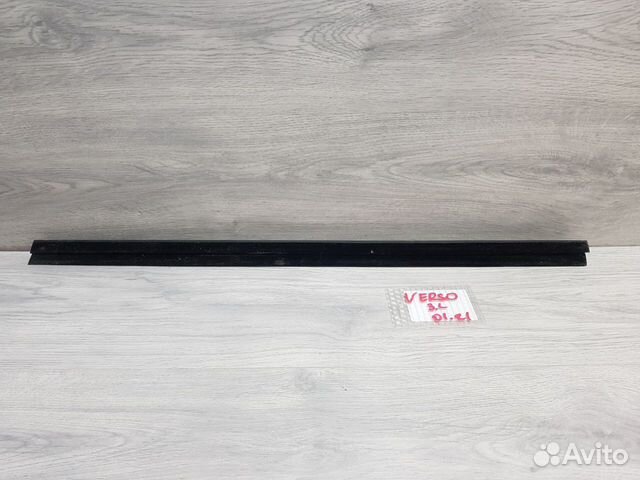 Уплотнитель стекла двери задний левый Toyota Verso