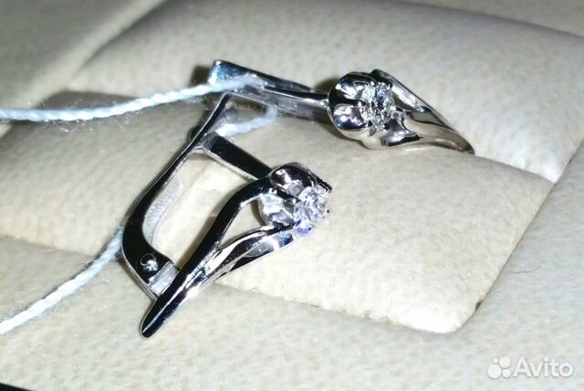 Серьги золотые с 2 бриллиантами (Россия) Серьги золотые с 2 бриллиантами (Россия)