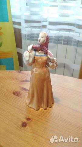 Фарфоровая статуэтка Фарфоровая статуэтка