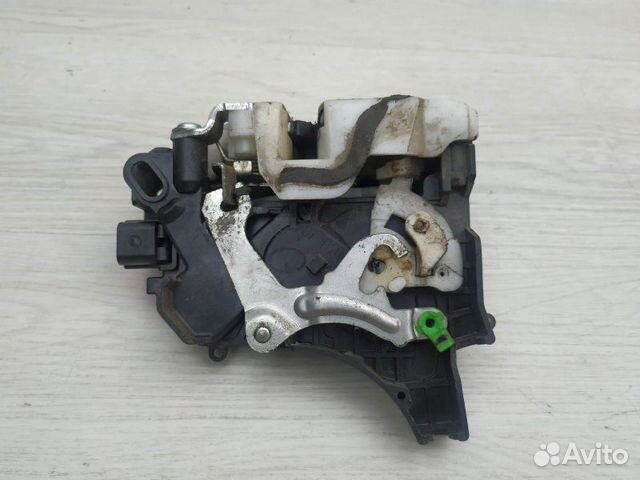 Замок передний левый MN167831 Mitsubishi Outlander