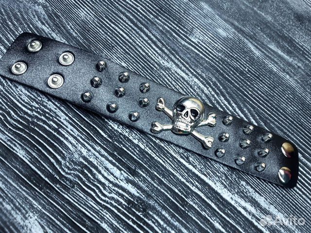 Браслет и кожи с черепом и шипами Браслет и кожи с черепом и шипами