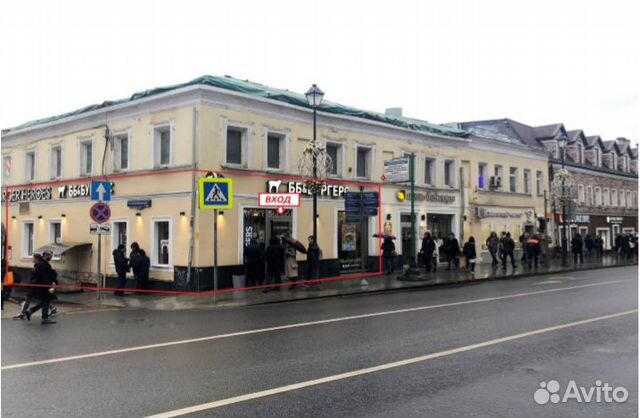 Первая линия домов, высокий трафик, метро рядом