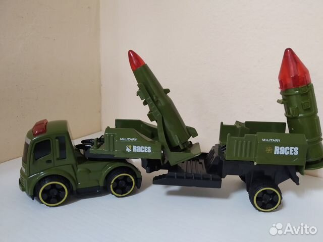 Набор военной техники. Самолет стреляет ракетами Набор военной техники. Самолет стреляет ракетами