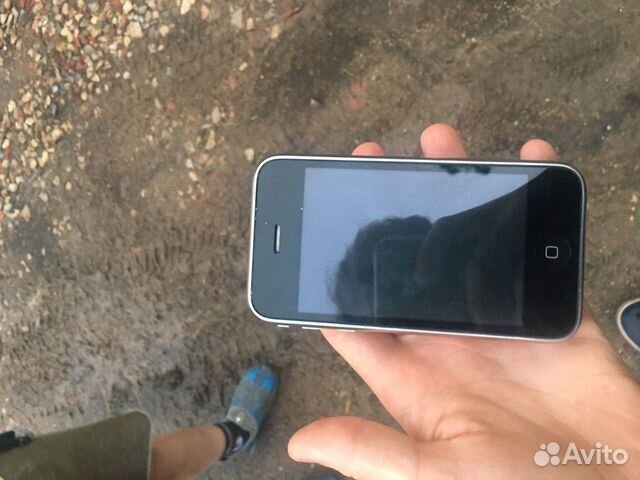 Телефон iPhone 3