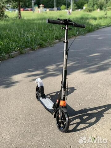 Самокат с ручным и ножным тормозом Самокат с ручным и ножным тормозом