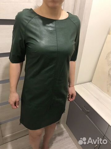 Платье из эко-кожи прямого кроя