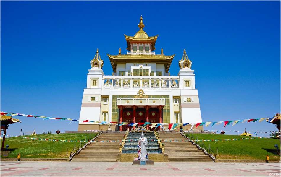 Элиста достопримечательности хурул. Калмыкия хурул золотая обитель будды шакьямуни. Золотая обитель будды в элисте. Республика калмыкия осенью. Элиста в ноябре.