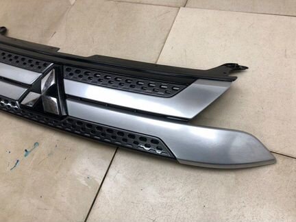 Решетка радиатора передняя Mitsubishi Outlander 3