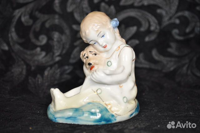 Фарфоровая статуэтка Девочка с собачкой Артель Кер