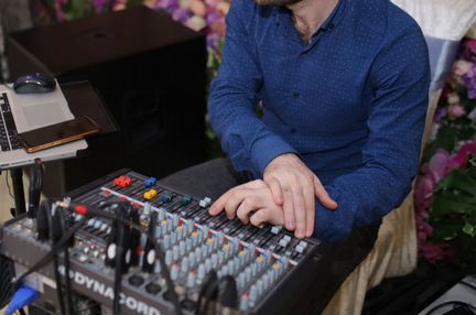 Диджей с аппаратурой. на свадьбы и мероприятия