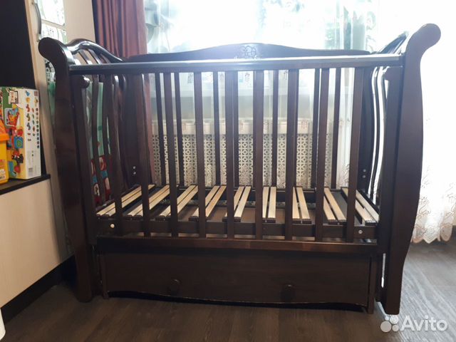 Детская кроватка с маятником и ящиком