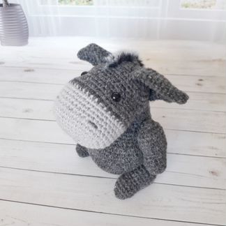 Игрушка мягкая вязаная Ослик