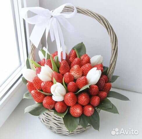 Корзина с клубникой и тюльпанами