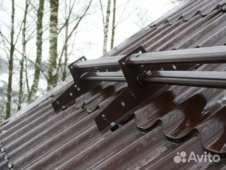 Где поставить снегозадержатели на ломаной крыше