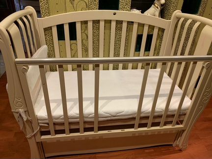 Детская кроватка с маятником
