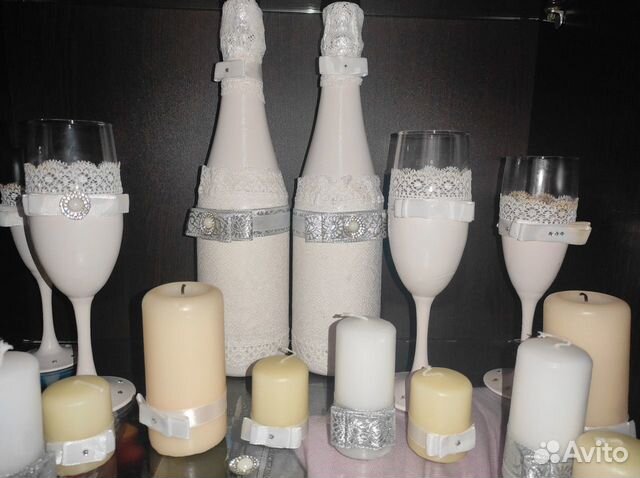 Свадебные бокалы, шампанское, свечи, семейный очаг
