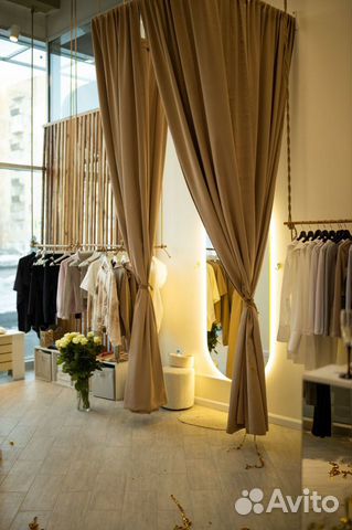 Зеркало с парящим эффектом