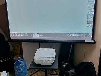 Ультракороткофокусный проектор и экран