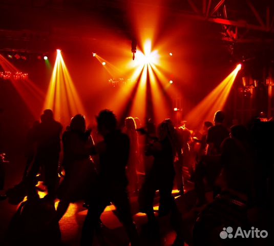 Диджей, певец с аппаратурой