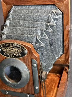 Фотоаппарат на штативе