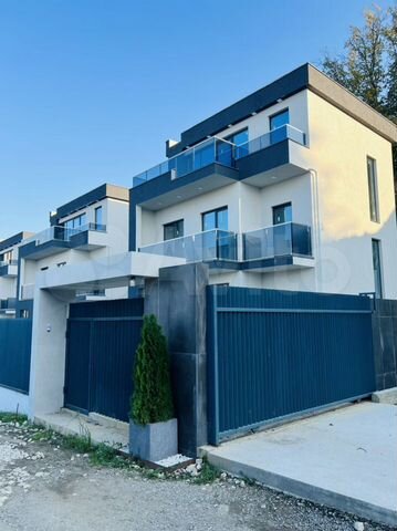 Коттедж 199 м² на участке 2,5 сот.