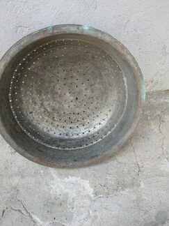 Подносы большие старинные, сито старинные, кувшин