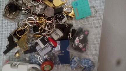 Брелки разные много