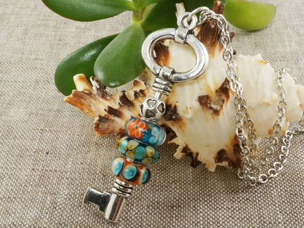Подвеска Ключ Теплая бирюза с шармами лэмпворк