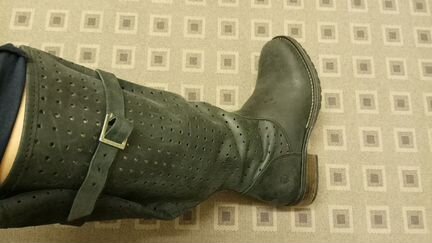 Новые кожаные сапоги