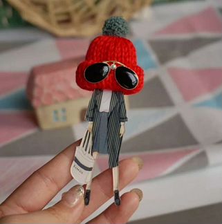 Брошка девушка