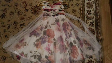 Продам нарядное платье на девочку рост 134