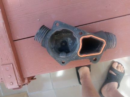 Крышка термостата передняя бмв Е34 525 Е 34 520