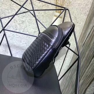Мужская кожаная сумка слинг Bottega Veneta черная