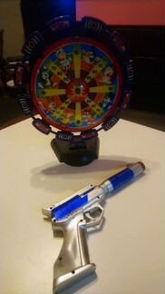 Электронная мишень с пистолетом