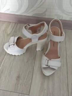 Белые босоножки