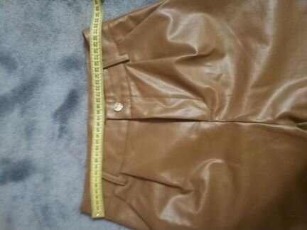 Брюки эко-кожа беж.новые 42 р