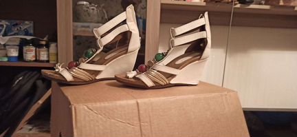 Продаю босоножки