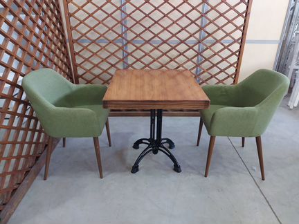 Стол обеденный деревянный квадратный