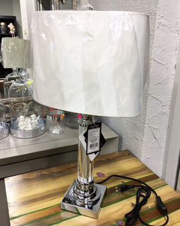 Лампа настольная серебряная с белым абажуром