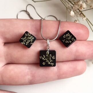 Украшение из эпоксидной смолы с настоящими цветами