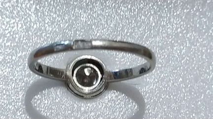 Кольцо с бриллиантом