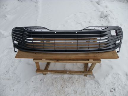 Решетка переднего бампера Тойота Камри 70 V70