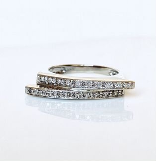 Кольцо из белого золота с бриллиантами