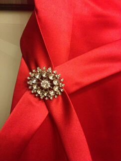 Платье с пайетками и рукавами в стойке