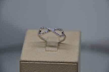 Кольцо бесконечность с бриллиантами